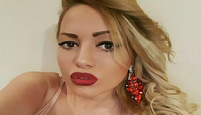 Di Depan Jenasah Ayahnya, Model Lakukan Pose Menjengkelkan Seperti Ini