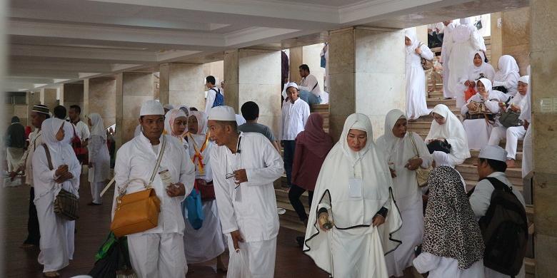 jemaah-dari-berbagai-daerah-mengikuti-acara-manasik-umroh-first-travel-2017-dan-dzikir-akbar_20161107_071658.jpg