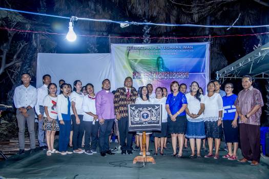 Pendeta Mell Atock Beri Kesaksian pada Jemaat Imanuel Oeledo Rote-Ndao