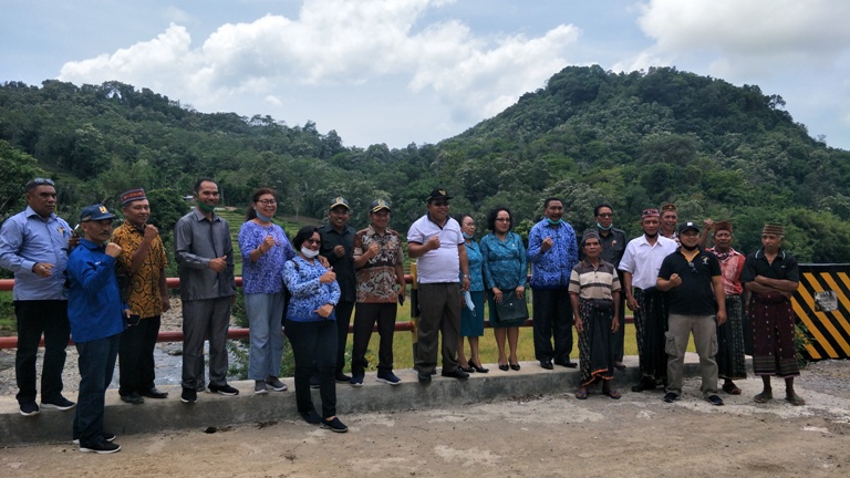 Bupati Agas Resmikan Jembatan Wae Laku Hulu