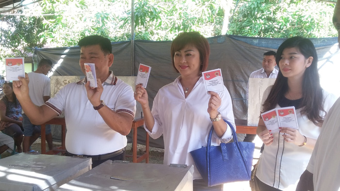 jeri-manafe-ketika-melakukan-pencoblosan-di-tps-1-desa-mata-air_20180627_161522.jpg