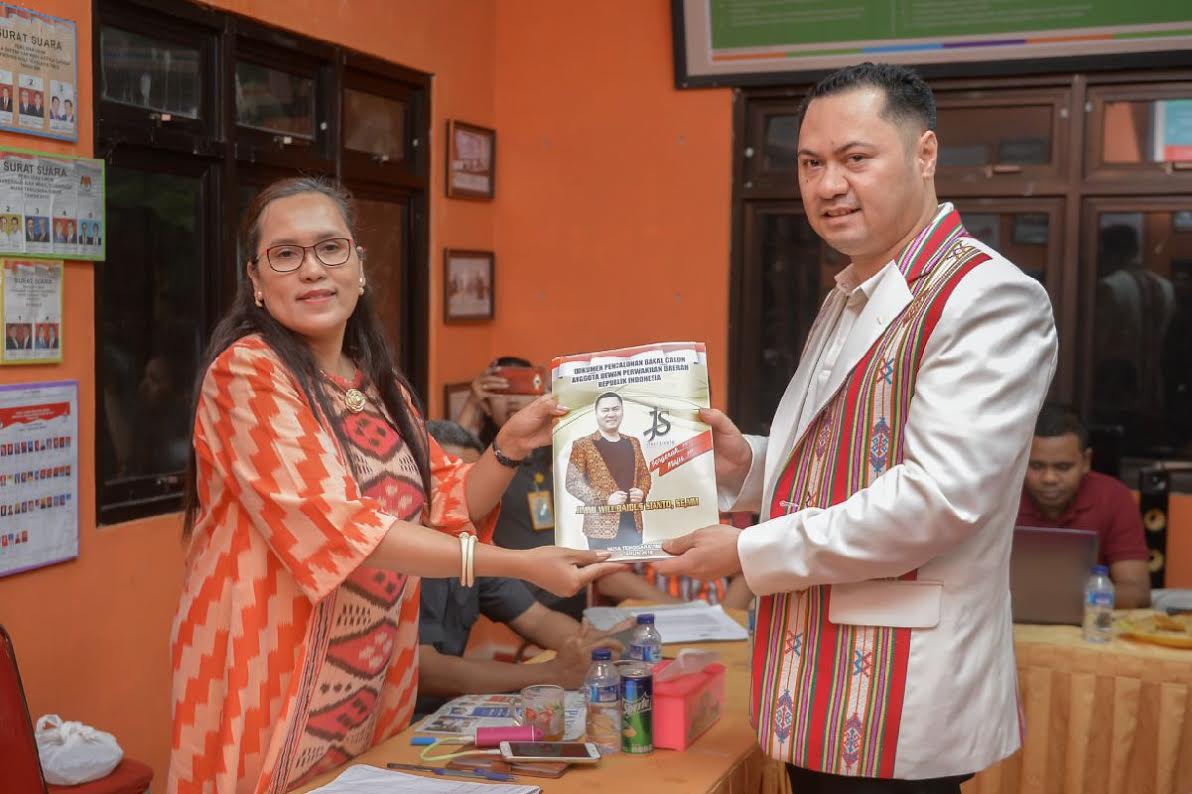 Diantar Oleh Teman JS, Jimmi Sianto Resmi Daftar Jadi Balon DPD RI di KPU NTT