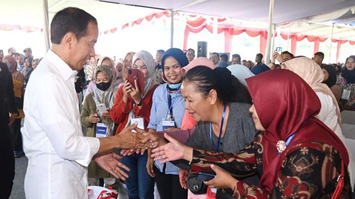 jokowi-bagi-bagi-bansos_0656.jpg