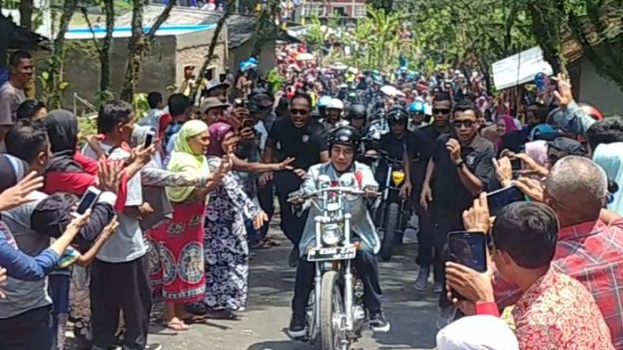 Presiden Jokowi Naik Motor Turing Bersama Bikers di Sukabumi: Senanglah Yang Jelas
