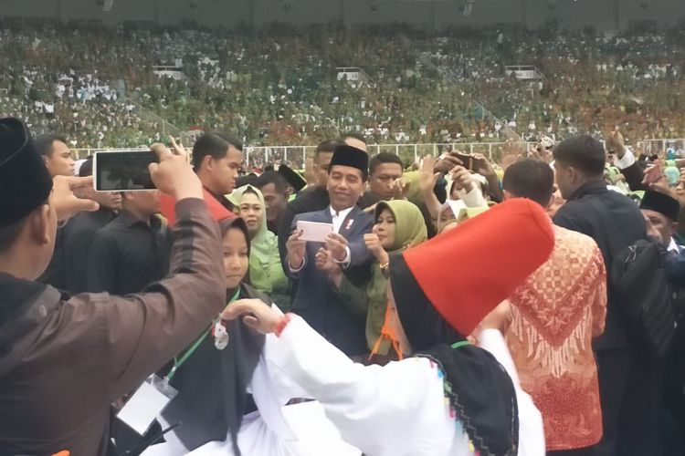 jokowi-tertawa-dengar-khofifah-ditanya-arah-dukungan-muslimat-nu-di-pilpres-2019.jpg