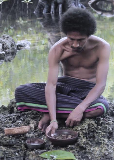 jonny-kayowuan-sedang-melakukan-ritual-adat.jpg