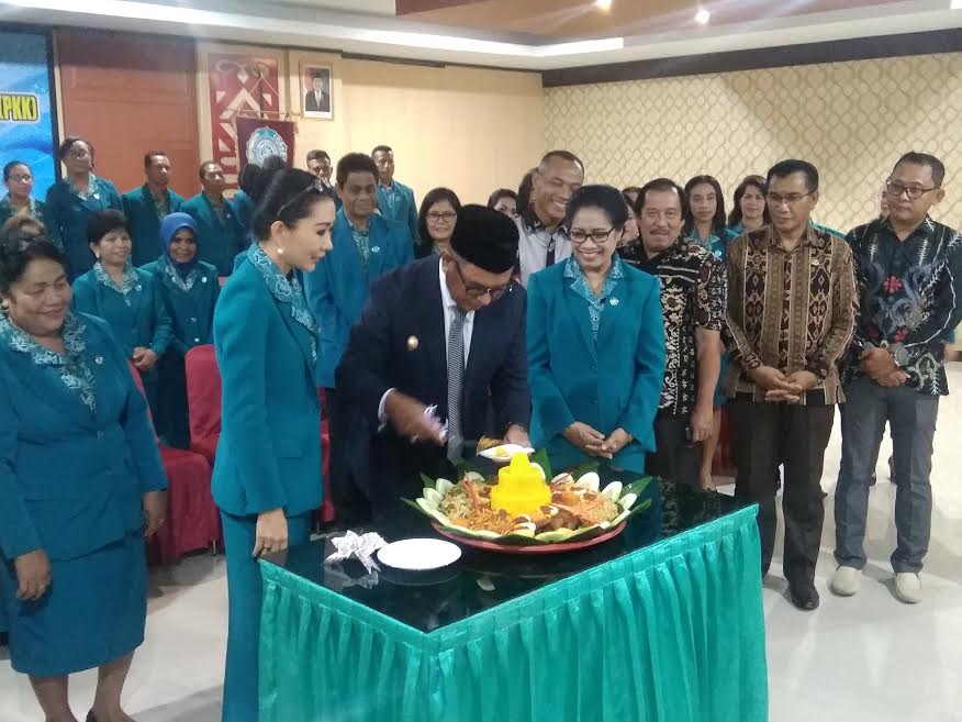 Wagub NTT Potong Tumpeng Pelantikan Pengurus TP PKK NTT