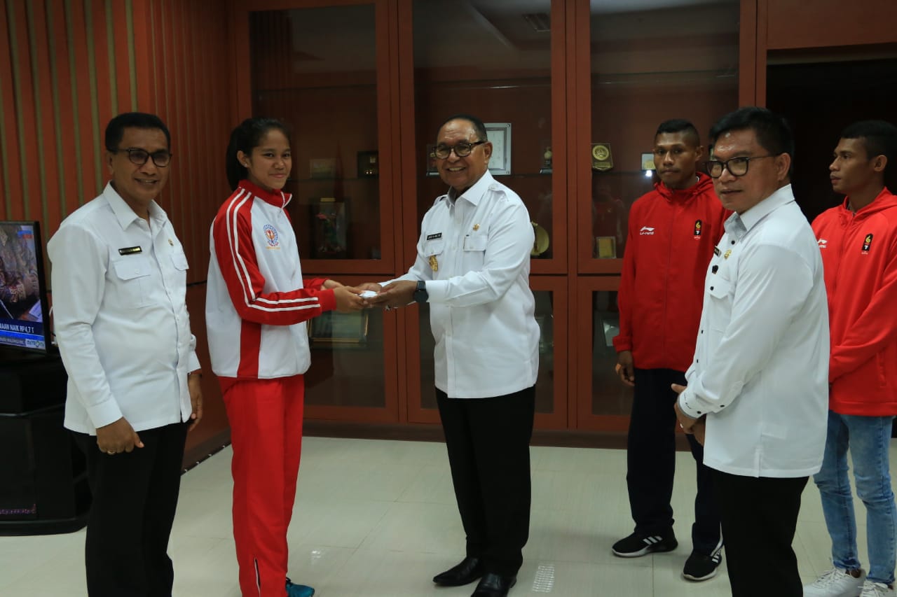 Wagub NTT Josef Nae Soi Serahkan Bonus Atlet Asian Games asal NTT