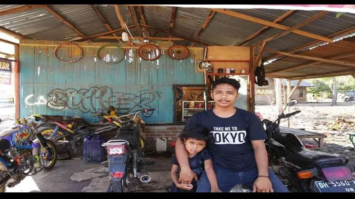 Jual Bensin Eceran dan Usaha Bengkel Tambal Ban, Pemuda Desa Duawutun Lembata Untung Jutaan Rupiah