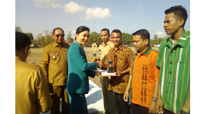 julia-sutrisno-laiskodat-memberikan-hadiah-kepada-seorang-pemenang-lomba.jpg