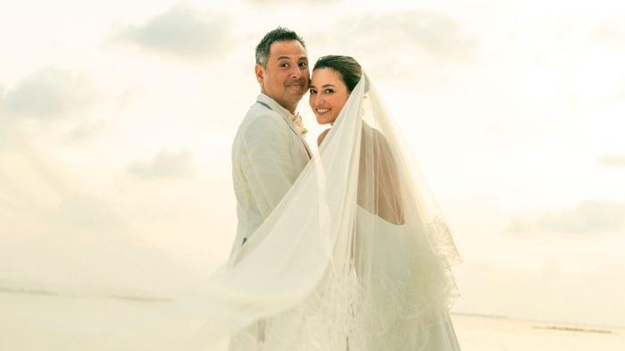 Julie Estela Lepas Status Lajang, Menikah dengan David Tjiptobiantoro ,Pesta Pernikahan di Maladewa