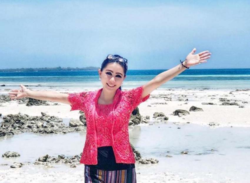 Istri Gubernur NTT, Julie Laiskodat Asyik Santap Mi Rebus Di Warung Ini