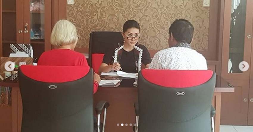 Hari Minggu, Istri Gubernur NTT Julie Laiskodat Tetap Masuk Kerja