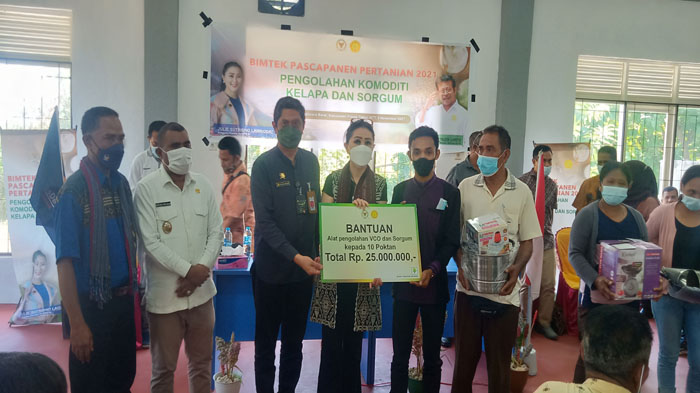 julie-laiskodat-serahkan-bantuan-alat-pengelolaan-vco-dan-sorgum-untuk-kelompok-tani-di-flotim.jpg