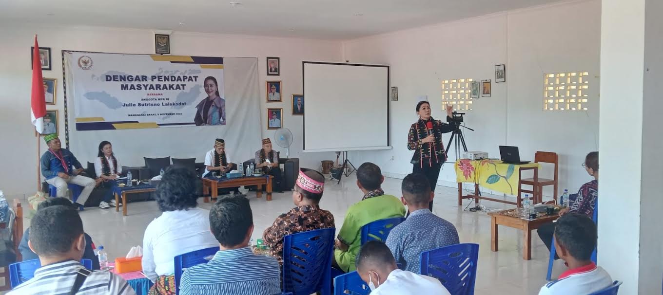 Dengar Pendapat Masyarakat di SMKN 3 Labuan Bajo, Julie Sutrisno Laiskodat Disambut Meriah