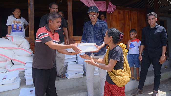 Yayasan Arnoldus Wea Dhegha Nua Bagi Bingkisan Paskah di Watu dan Leke Ngada