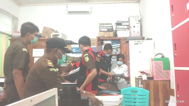 kajaridan-aparat-penyidik-kejari-ttu-saat-melak.jpg