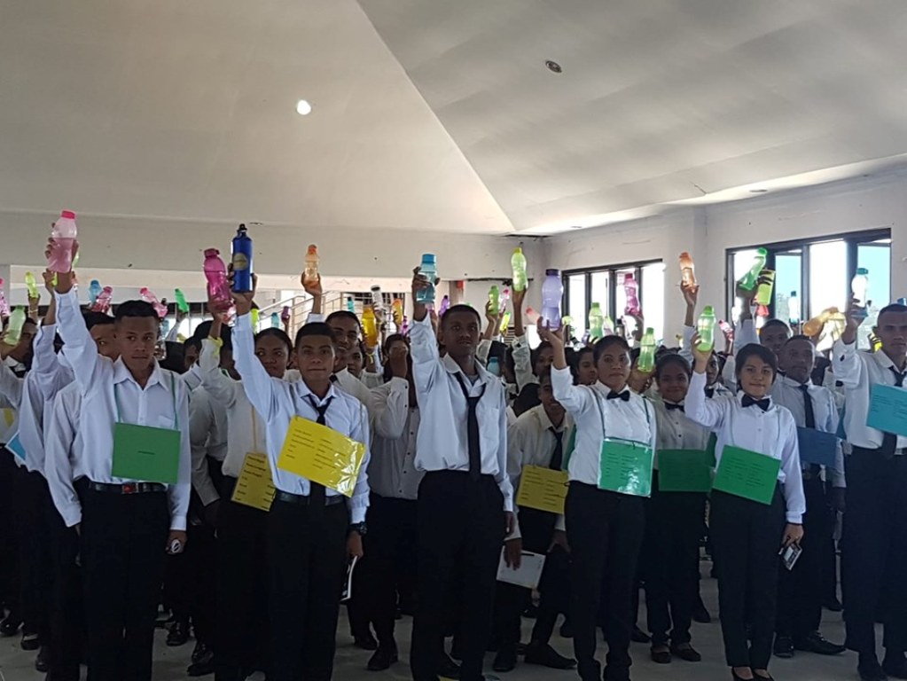 Kampanye Anti Sampah Plastik Ala UCB Kupang, Ini Pesan Rektor Pada Mahasiswa Baru