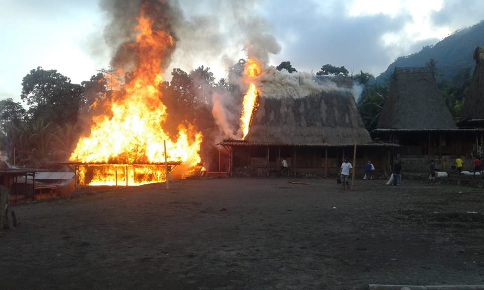 Darimana Asal Api Dari Kebakaran Rumah Adat Gurusina, Saksi Ungkap Hal Ini
