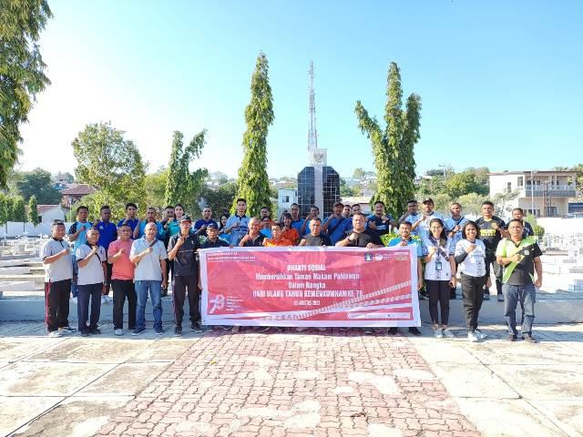 Kenang Jasa Pahlawan, ASN Kemenkumham NTT Bersihkan TMP Dharma Loka