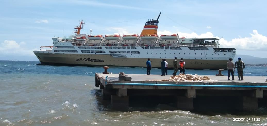 kapal-penumpang-milik-pt-pelni-mengalami-kesulitan-sandar-akibat-gelombang-tinggi.jpg
