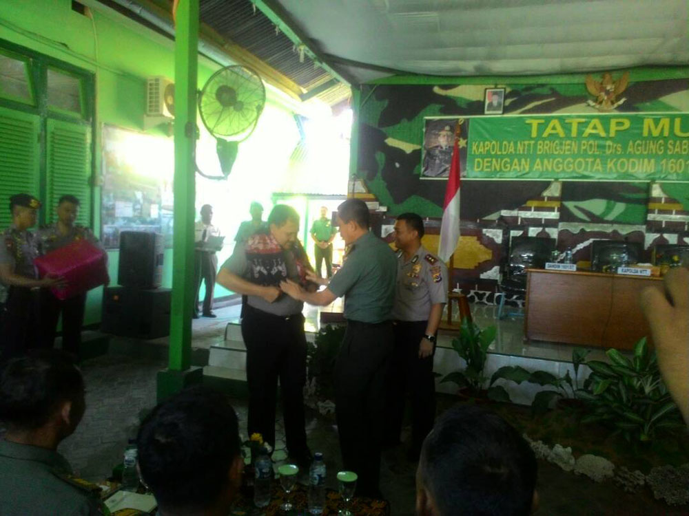 kapolda-ntt-brigjen-pol-drs-agung-sabar-santoso-sh-mh_20170506_105533.jpg