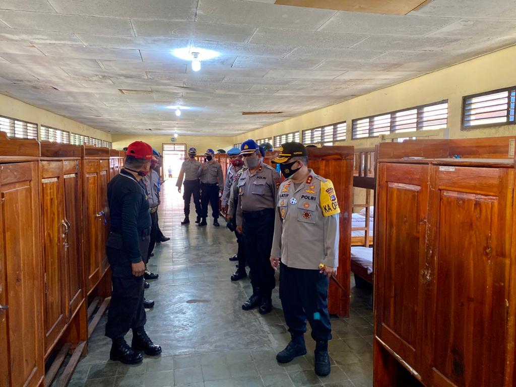 kapolda-ntt-irjen-pol-lotharia-latif-cek-ebersihan-spn-polda-ntt-rabu-23092020.jpg