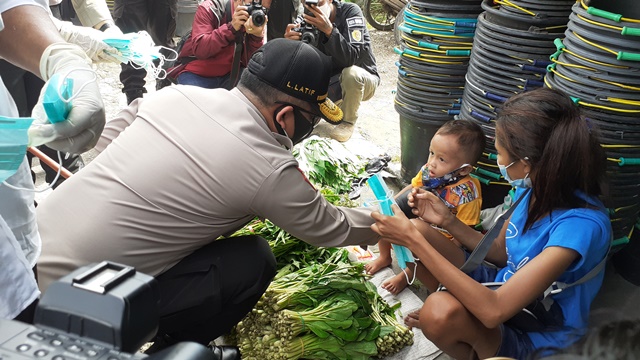 kapolda-ntt-irjen-pol-lotharia-latif-saat-menyapa-pedagang-bersama-anaknya-d.jpg