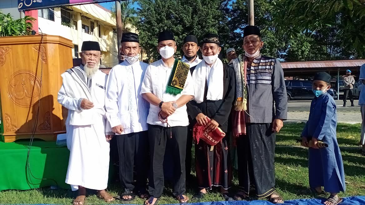 Ribuan Umat Muslim Laksanakan Sholat Ied Berjamaah di Lapangan Polda NTT