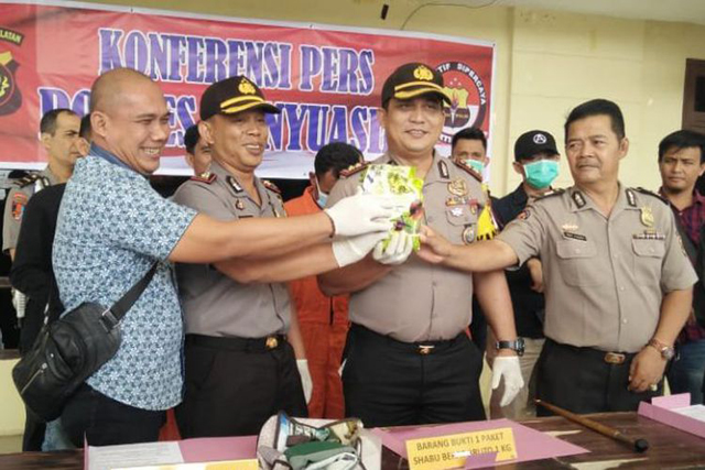 kapolres-banyuasin-akbp-yudhi-surya-markus-pinem-menunjukkan-barang-bukti-sabu_20180801_091925.jpg