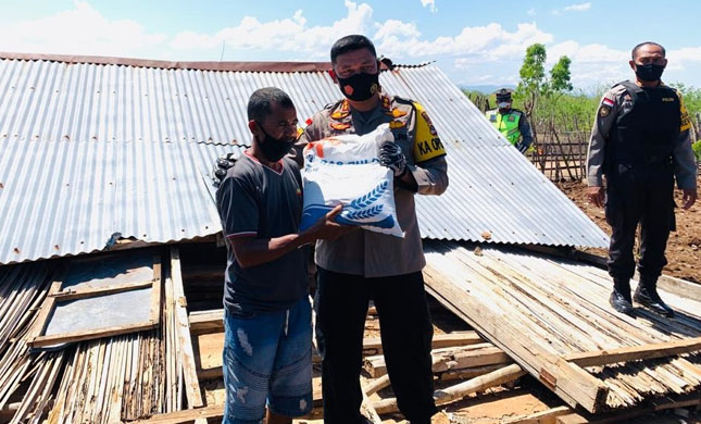 Kapolres Belu Bagi Masker Sambil Ajak Warga Dusun Salala Patuhi Protokol Kesehatan Covid-19