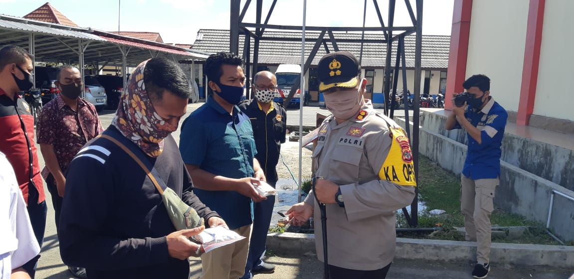 kapolres-manggarai-akbp-mas-anton-widyodigdo-sh-sik-sedang-menyerah.jpg