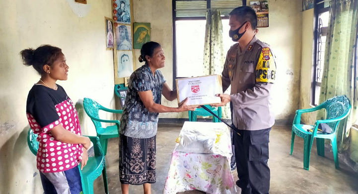 Kapolres Rio Pimpin Serahkan Beras dan Sembako untuk Warga di Bajawa