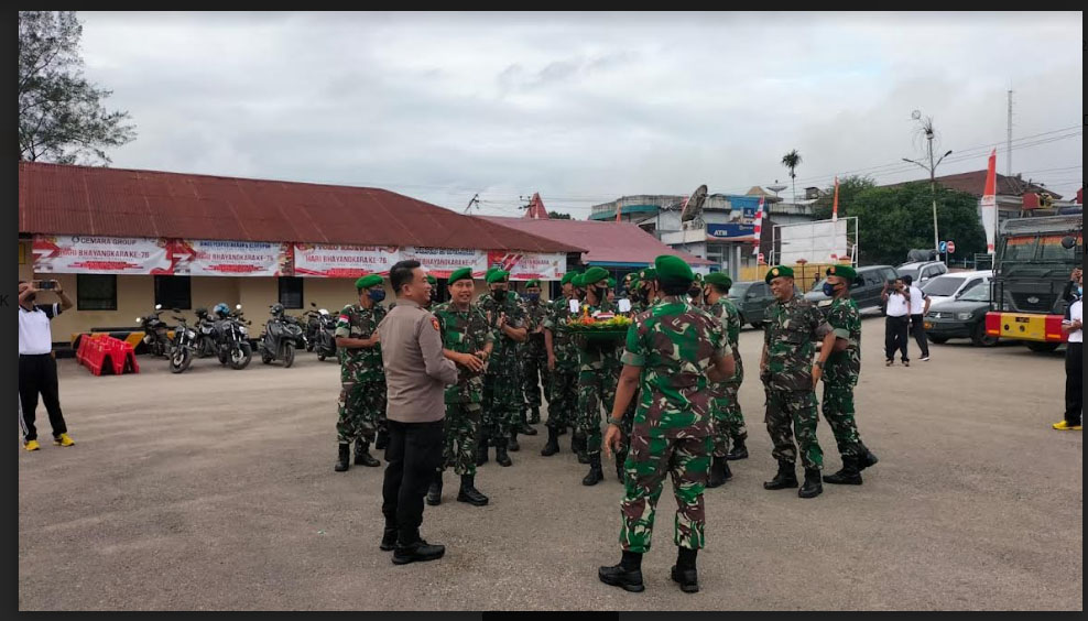 Kapolres Terima Tumpeng HUT Bhayangkara ke-76 dari Kodim 1613 Sumba Barat