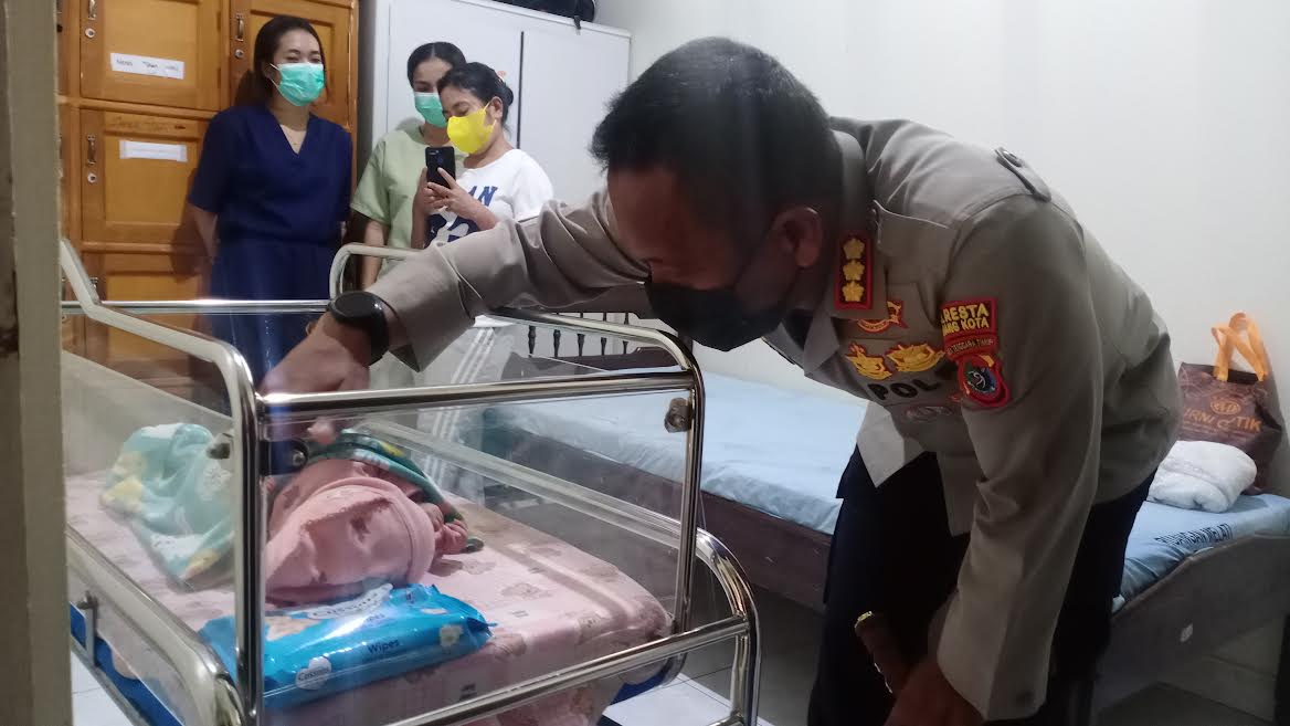 kapolresta-kupang-kota-jenguk-bayi-di-rsb-titus-uly-kupang.jpg
