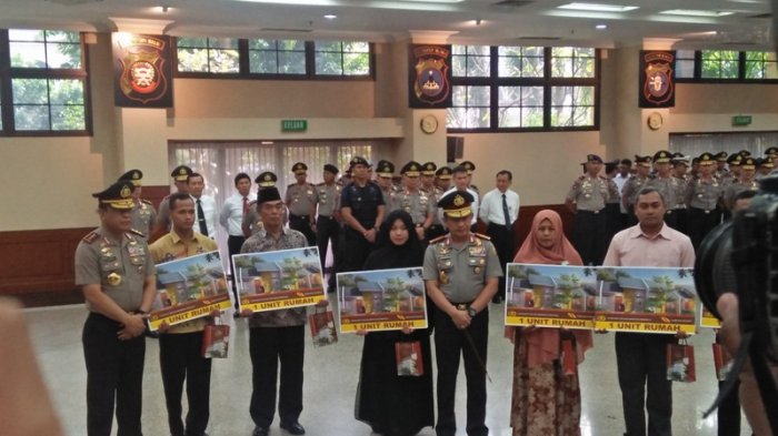 Polisi Penembak Teroris Dapat Pin Emas, Polisi Lain Naik Pangkat, Ayo Semangat Berantas Teroris