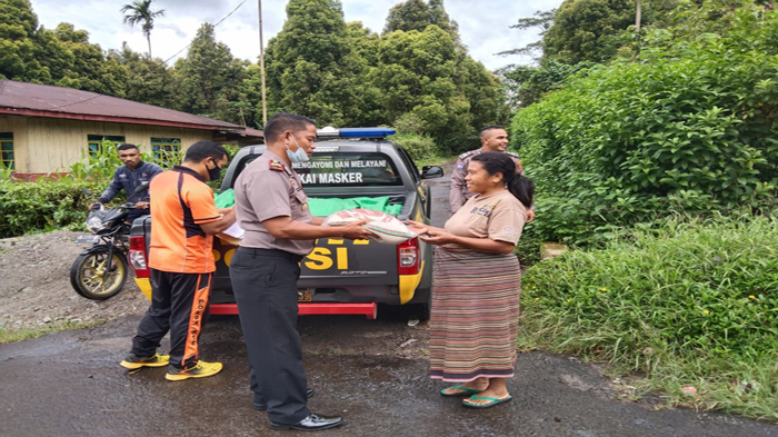 Kapolsek Borong Bagi Beras Bantuan Polri Untuk 30 Warga Kurang Mampu di Lamba Leda Selatan