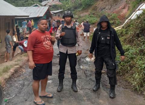 Kapolsek Borong dan Waket DPRD Matim Bernadus Nuel Pimpin Evakuasi Korban Longsor di Colol