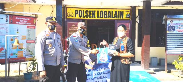 Bripka Sumantri Dihadiahi 17 Buku dari DPK Rote Ndao