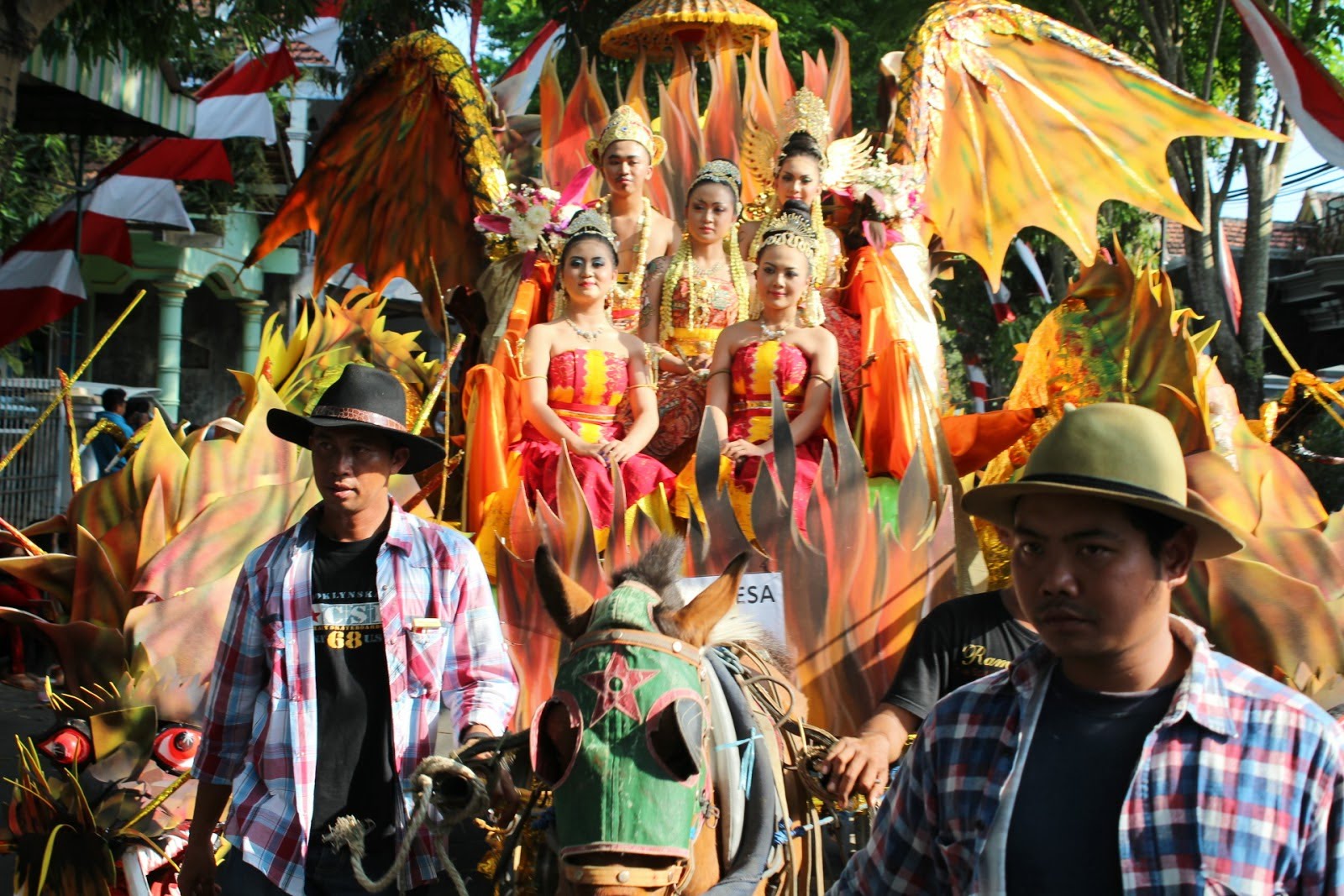 Hem . . . Nggak Berasa Capek Jika Karnaval Bareng Pacar