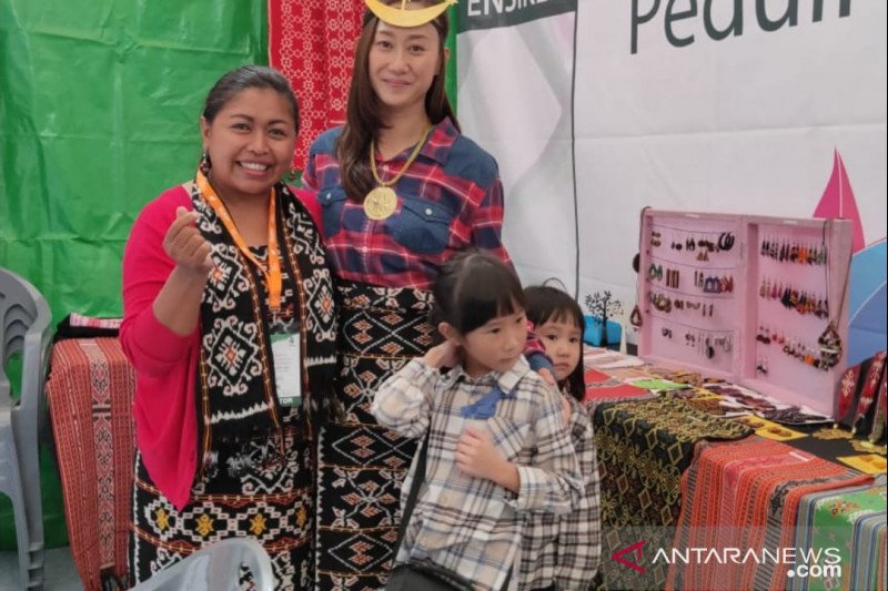 Kisah Karolina Menjerit di Tengah Pandemi Corona, Banting Stir Buat Masker Hingga VCO, Ini Hasilnya