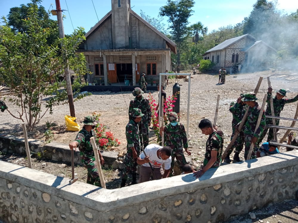 Karya Bhakti Pembersihan Gereja GMIT Purna Lattis Oleh Satgas Pamtas RI - RDTL Yonif 743/PSY