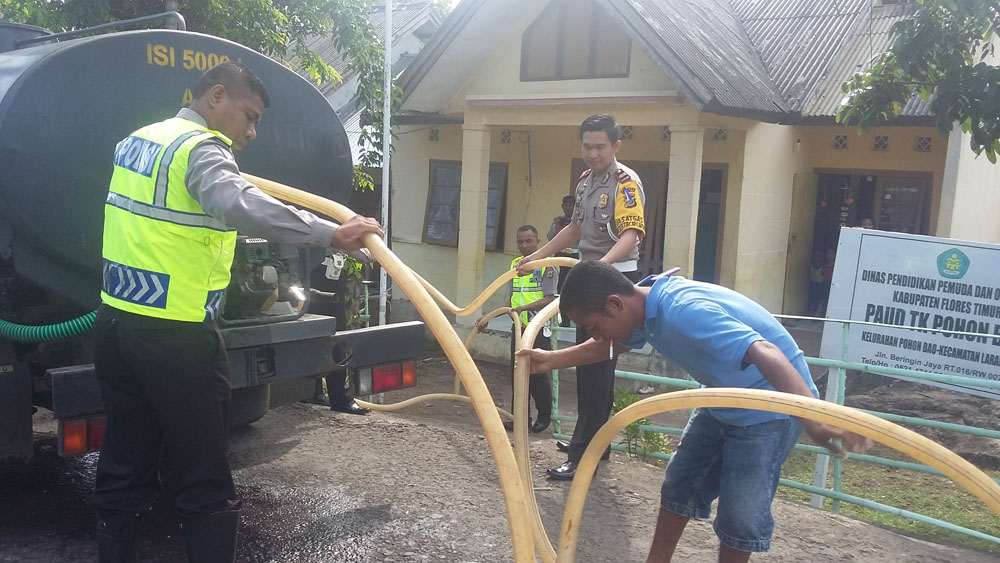 Operasi Simpatik Polres Flotim Bantu Air Minum Kepada Warga Termasuk Anak Panti Asuhan
