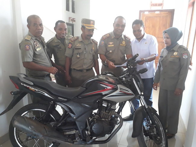 kasat-pol-pp-kabupaten-lembata-petrus-kanisius-payong-making_20180516_200436.jpg