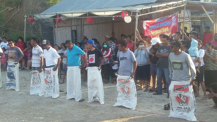 Kaum Bapak Tunjuk Kebolehan Lari Karung di Noelbaki