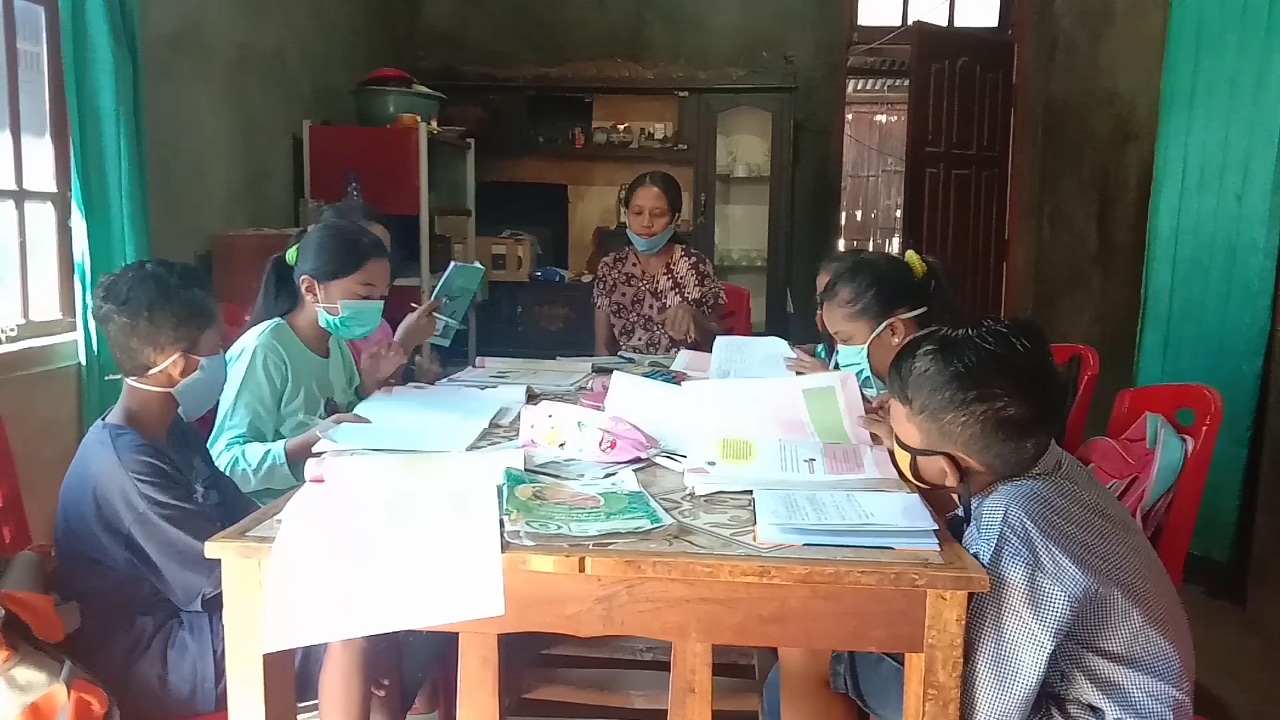Luar Biasa, Guru SD di Nagekeo - NTT Kunjungi Siswa untuk Laksanakan KBM Tatap Muka