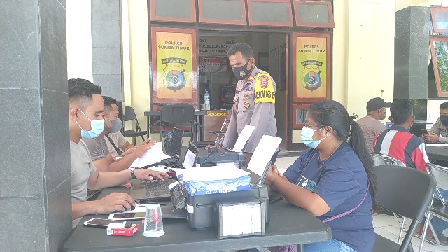 Polres Sumba Timur Salurkan Bantuan Tunai Pedagang Kaki Lima dan Warung untuk 2.450 Penerima