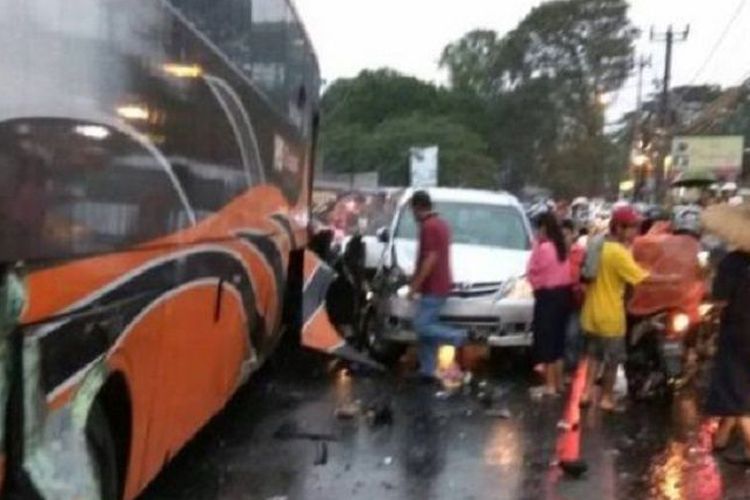Tabrakan Beruntun di Megamendung Dipicu Bus Pariwisata Hilang Kendali