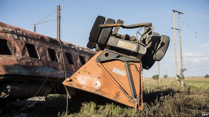 Nekat Terobos Palang Pintu, Sebuah Truk Tertabrak Kereta Api, 18 Orang Tewas dan 260 Lainnya Terluka