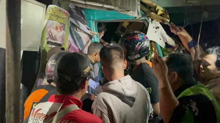 Truk Tabrak Toko di Turunan Silayur Semarang Jawa Tengah, 2 Orang Tewas dan 3 Luka-luka